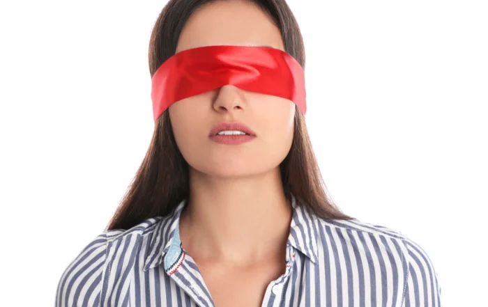 Mujer con una venda en los ojos